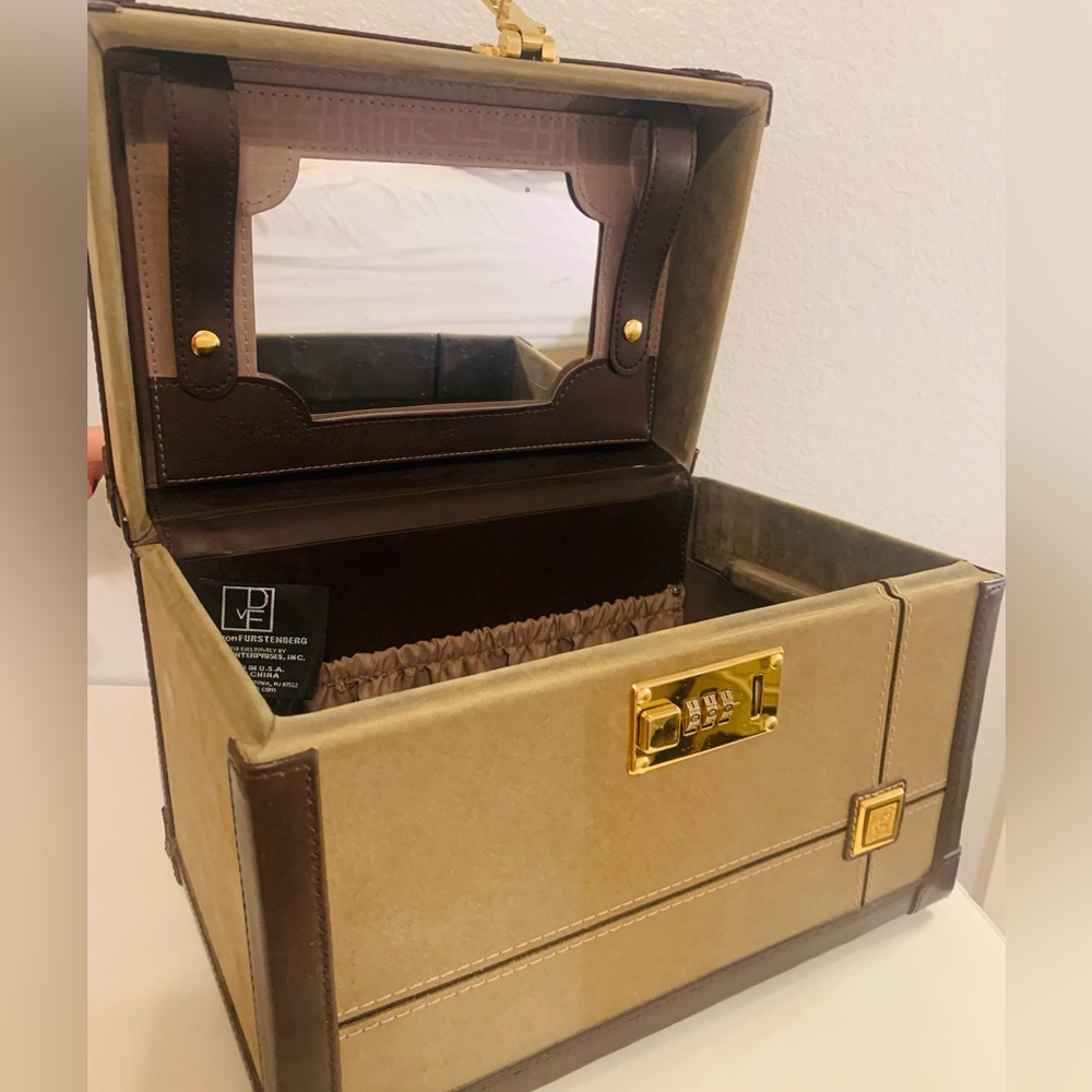 DVF. Diane Von Furstenberg Luxury Travel Case Accessories & Makeup